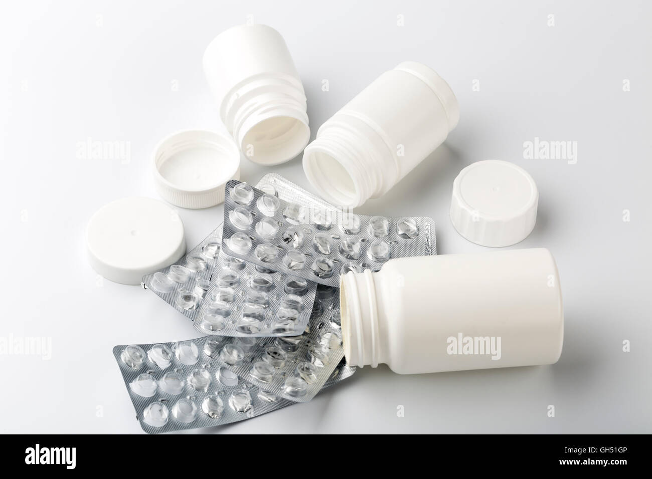 Die Behandlung zu Hause. Verwendeten Pillen blister Verpackung und verschiedenen Kunststoff-Flaschen Stockfoto