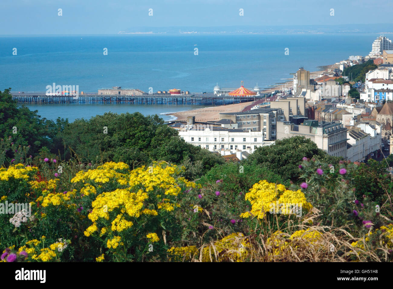 Blick über Hastings, der neue Pier, Eastbourne und Beachy Head in weiter Ferne, East Sussex England UK GB Stockfoto