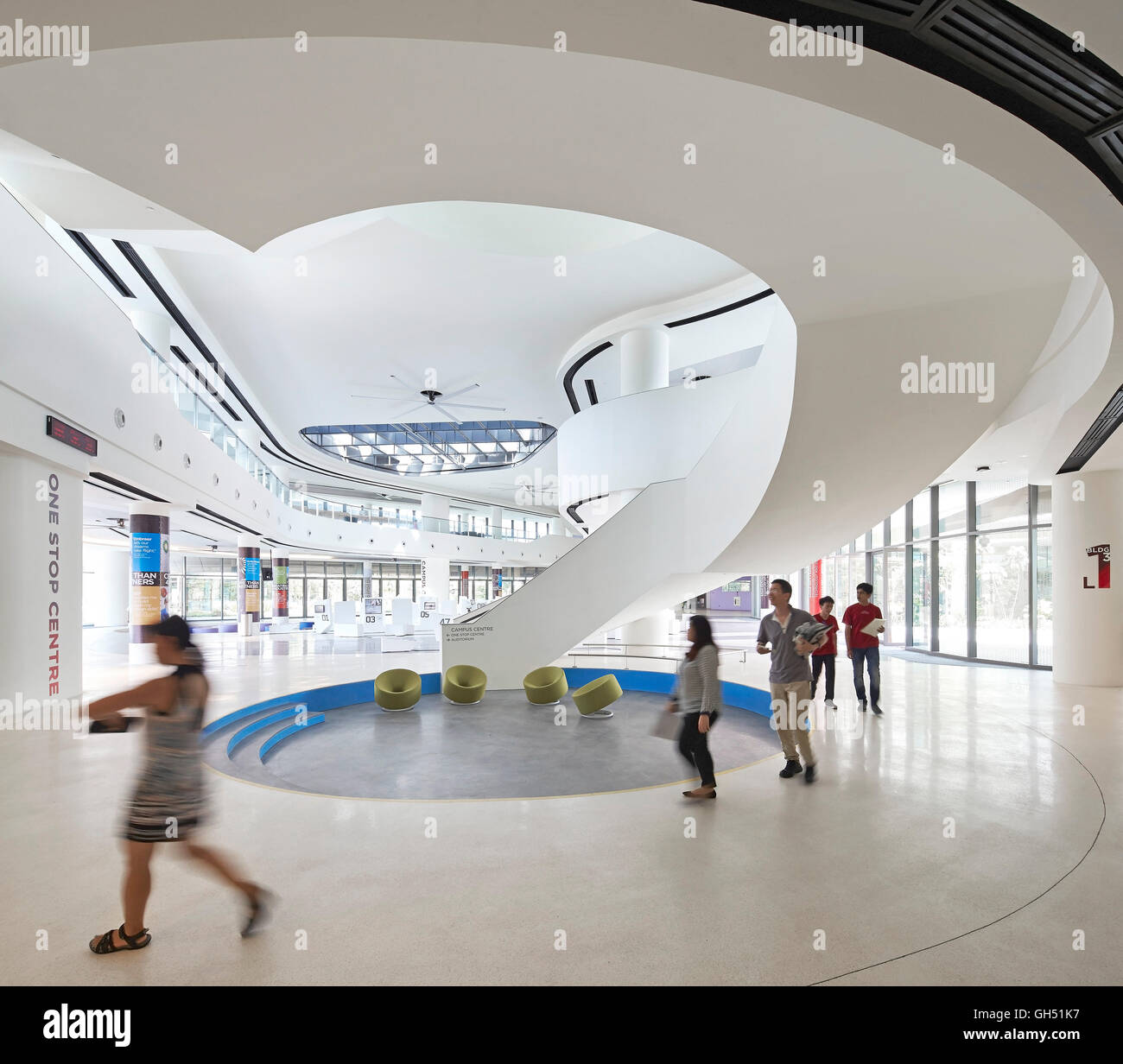 Erdgeschoss-Foyer mit Wendeltreppe. Singapur-Hochschule für Technik und Design, Singapur, Singapur. Architekt: UNStudio, 2015. Stockfoto
