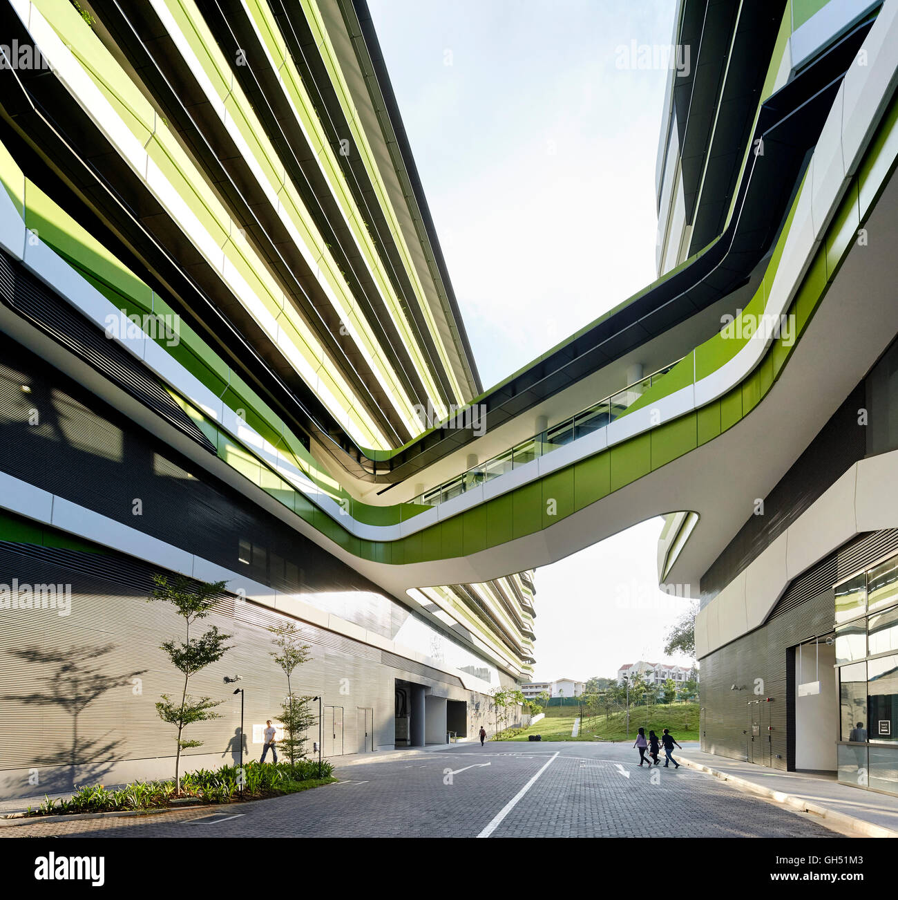 Interne Brücke Bindeglied zwischen Gebäuden. Singapur-Hochschule für Technik und Design, Singapur, Singapur. Architekt: UNStudio, 2015. Stockfoto