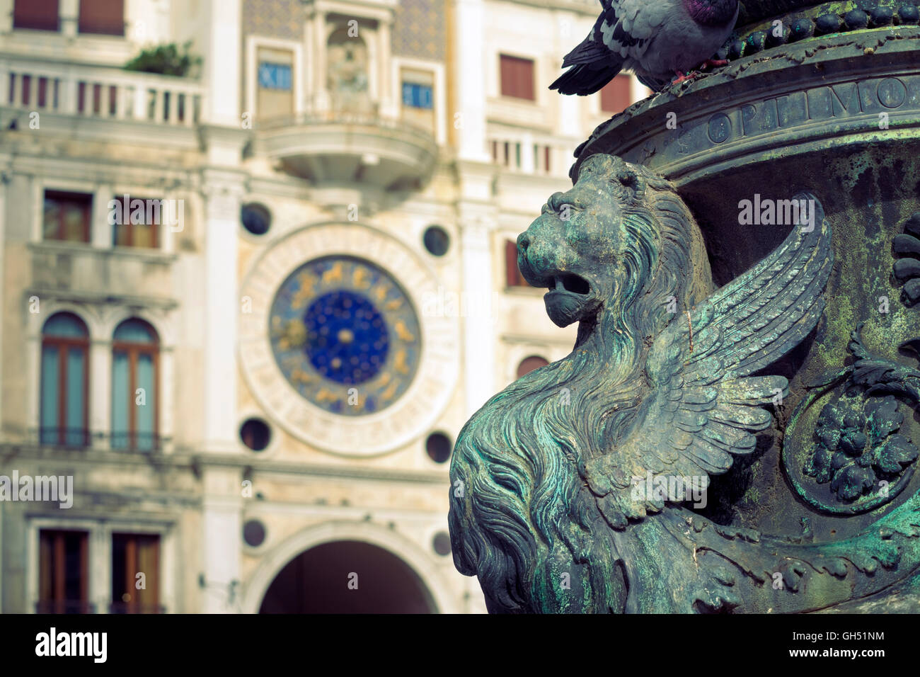 traditionelle Löwe Skulptur auf dem berühmten Markusplatz in Venedig, Italien Stockfoto