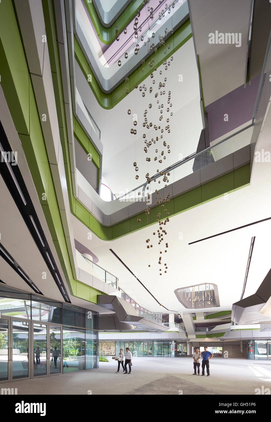 Offenen Erdgeschoss Hof. Singapur-Hochschule für Technik und Design, Singapur, Singapur. Architekt: UNStudio, 2015. Stockfoto