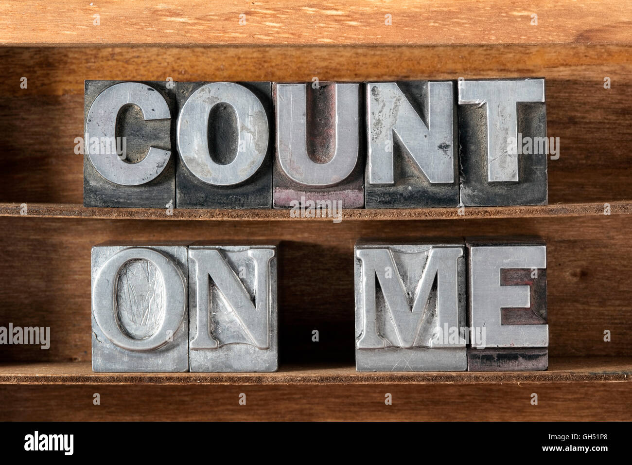 auf mich zählen Satz aus metallischen Buchdruck auf Tablett aus Holz hergestellt Stockfoto
