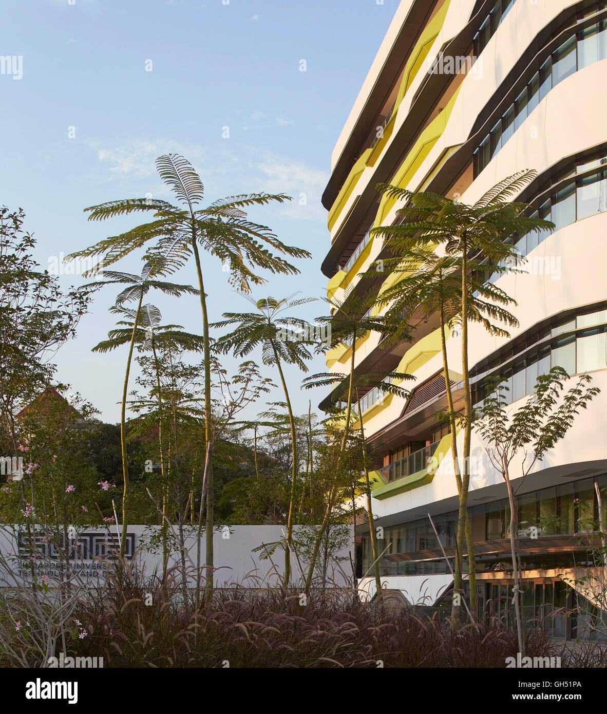 Tropische Pflanzen in Gegenüberstellung zur Außenfassade. Singapur-Hochschule für Technik und Design, Singapur, Singapur. Architekt: UNStudio, 2015. Stockfoto