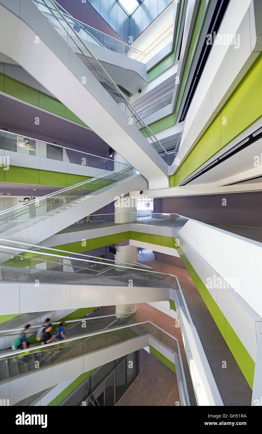 Kreuzung von Treppen in voller Höhe Atrium. Singapur-Hochschule für Technik und Design, Singapur, Singapur. Architekt: UNStudio, 2015. Stockfoto