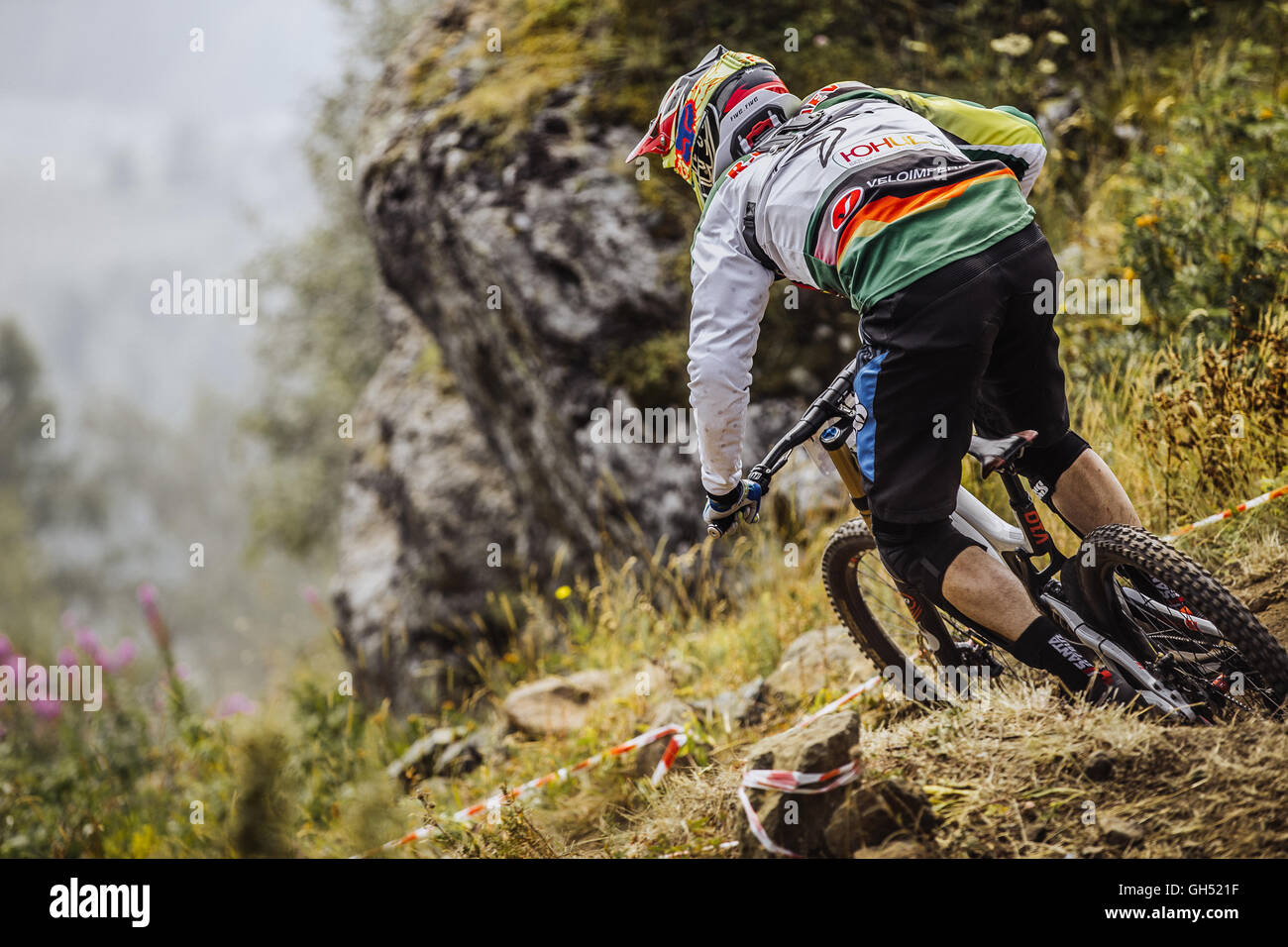 Nahaufnahme eines Nachwuchsfahrers Athleten auf Fahrrad reitet auf einem Bergweg beim Bundeswettbewerb bergab Stockfoto