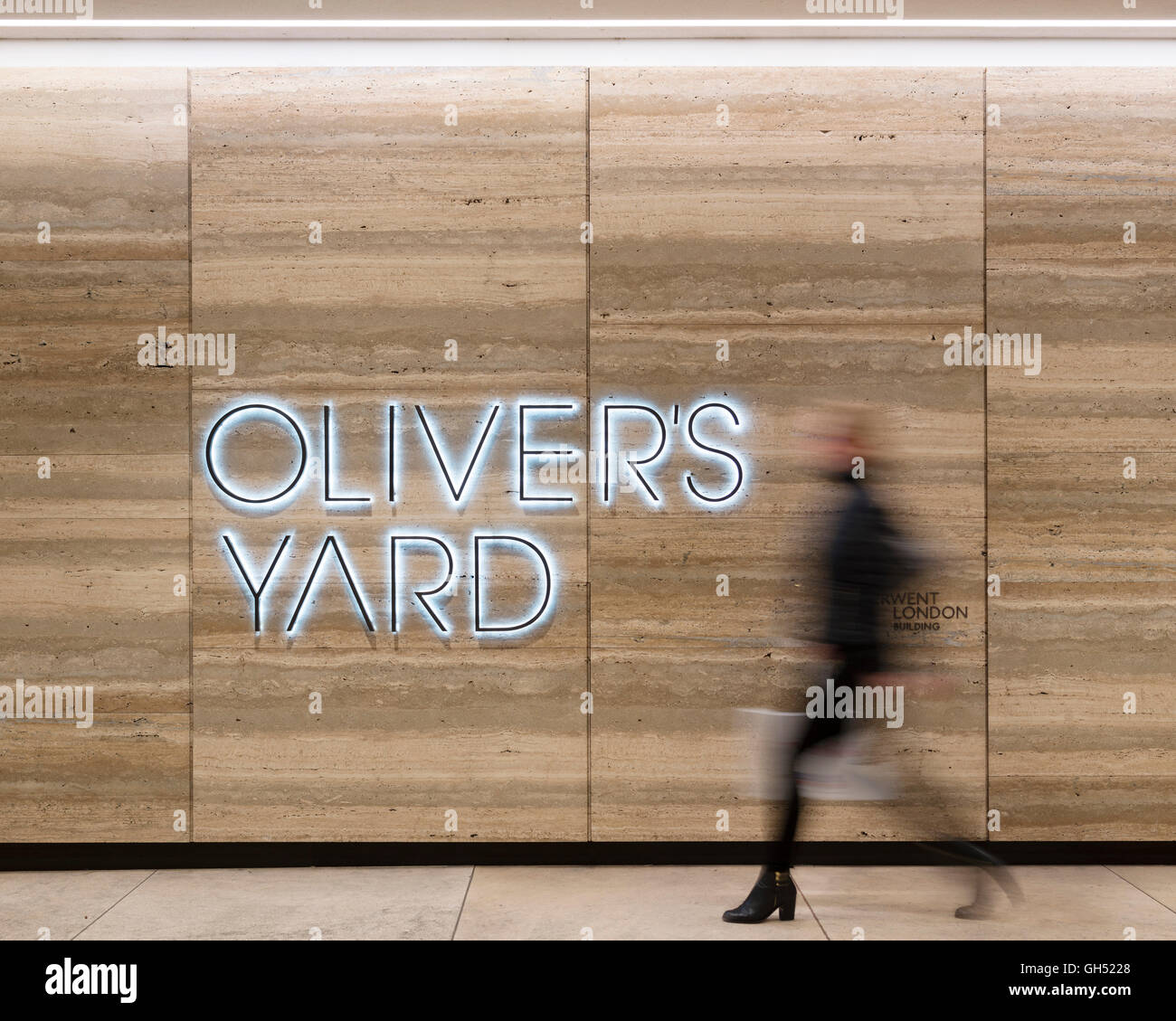 Außenansicht mit Beschilderung. 1 Oliver Hof, London, Vereinigtes Königreich. Architekt: ORMS Architecture Design 2013. Stockfoto