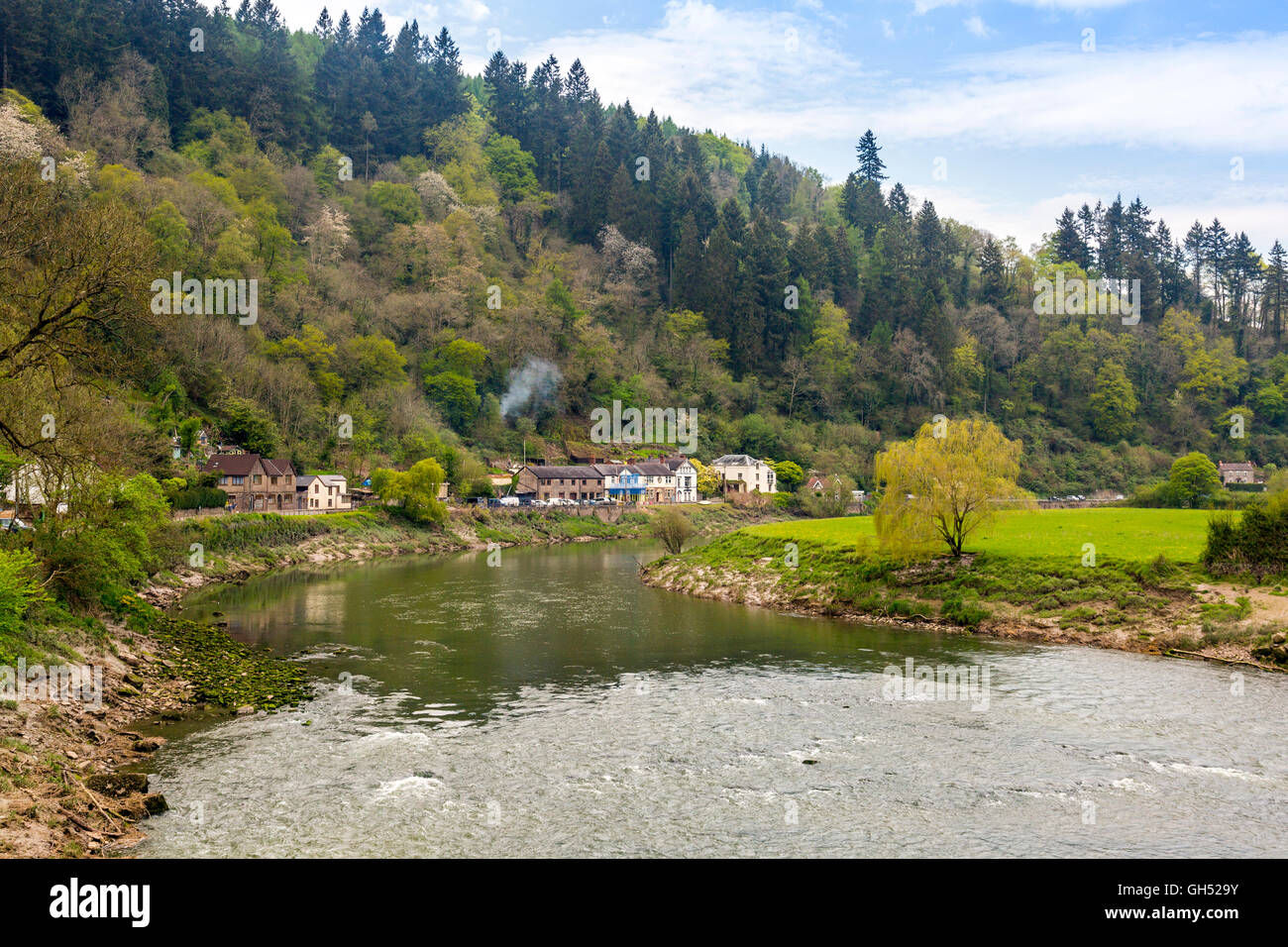 Das Dorf Tintern und der Fluss Wye, Monmouthshire, Wales, UK Stockfoto