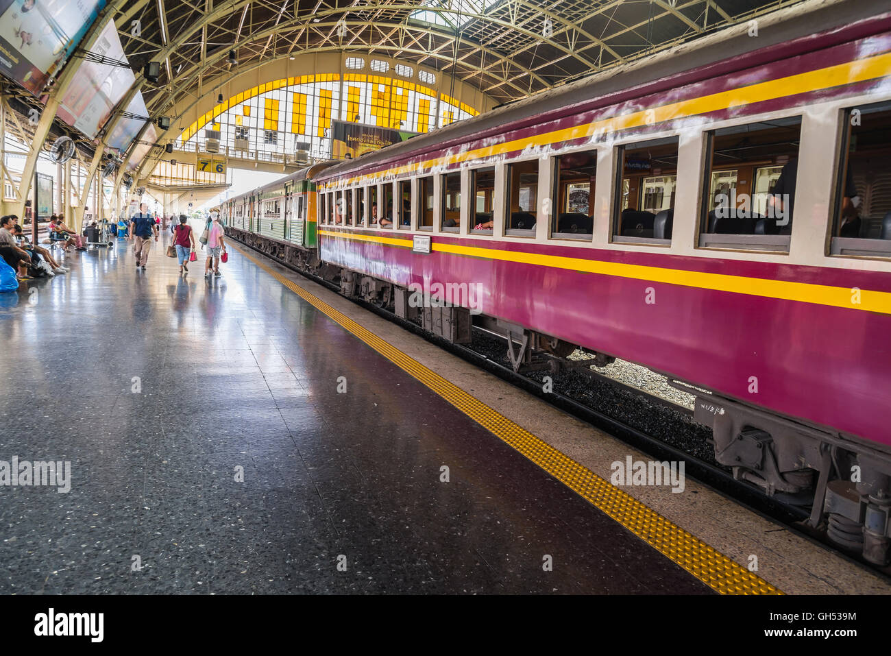 Diesel-Zug-Park Plattform Nummer 6 warten Passagier in Bangkok Thailand Stockfoto