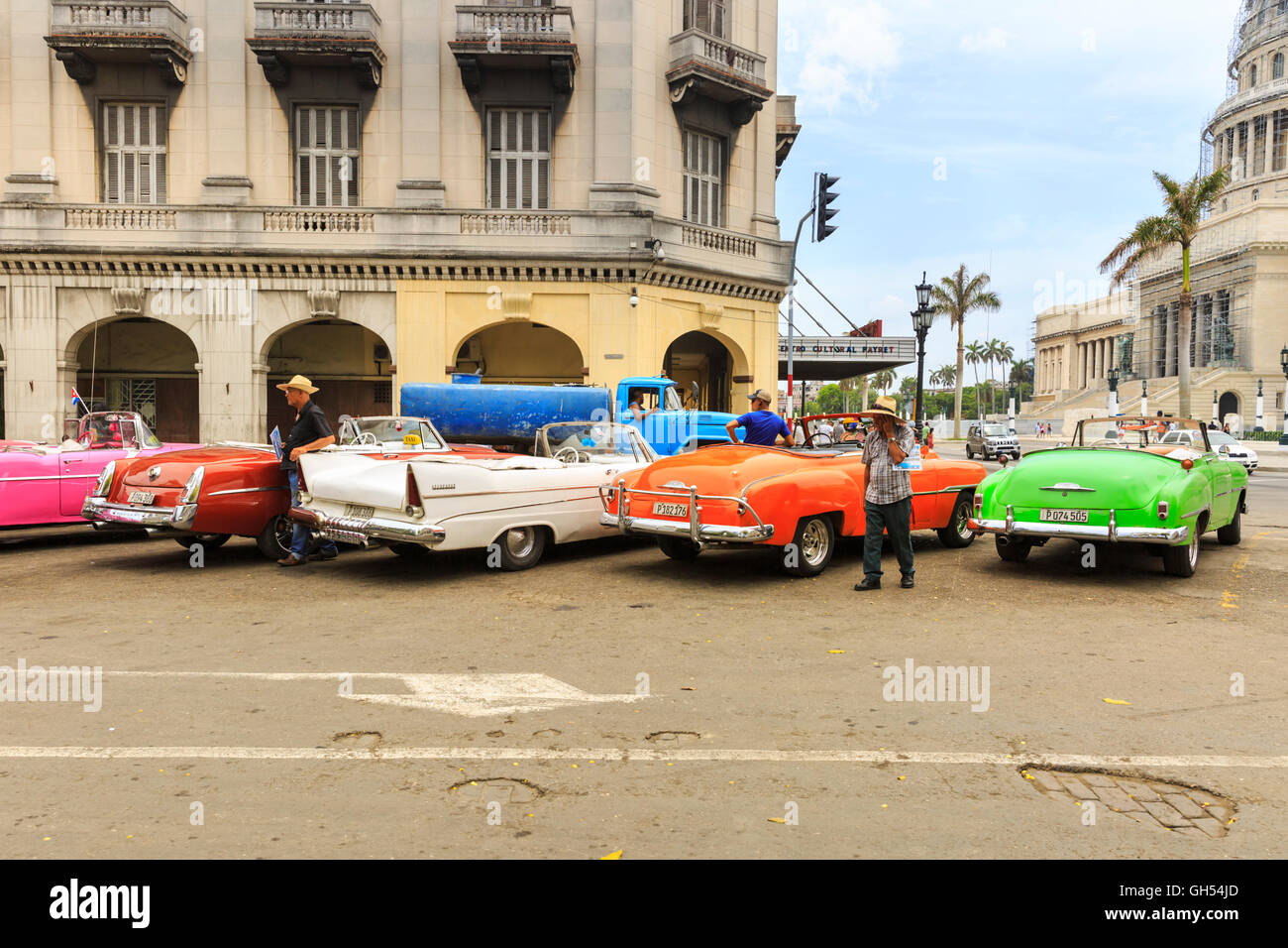Havanna klassisch amerikanische Autos und Taxis mit ihren Fahrern warten auf Touristen im Parque Central, La Habana Vieja, Kuba Stockfoto