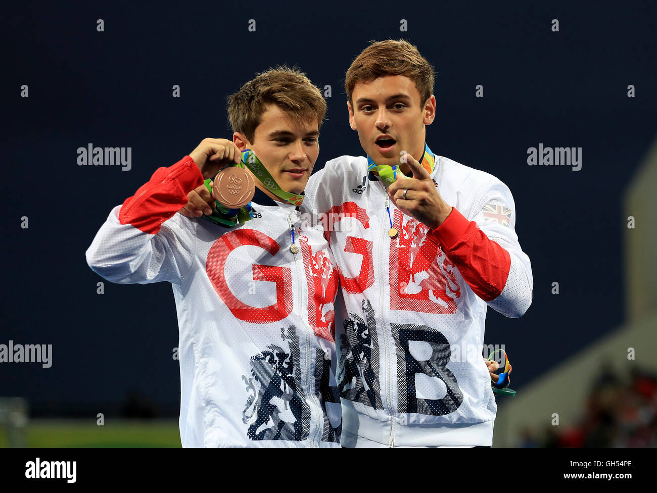 Großbritanniens Tom Daley (rechts) und Daniel Goodfellow (links) mit ihren Bronze Medaillen zu feiern, nachdem die Männer des 10m Plattform Finale im Maria Lenk Aquatics Centre am dritten Tag der Olympischen Spiele in Rio, Brasilien synchronisiert. Stockfoto