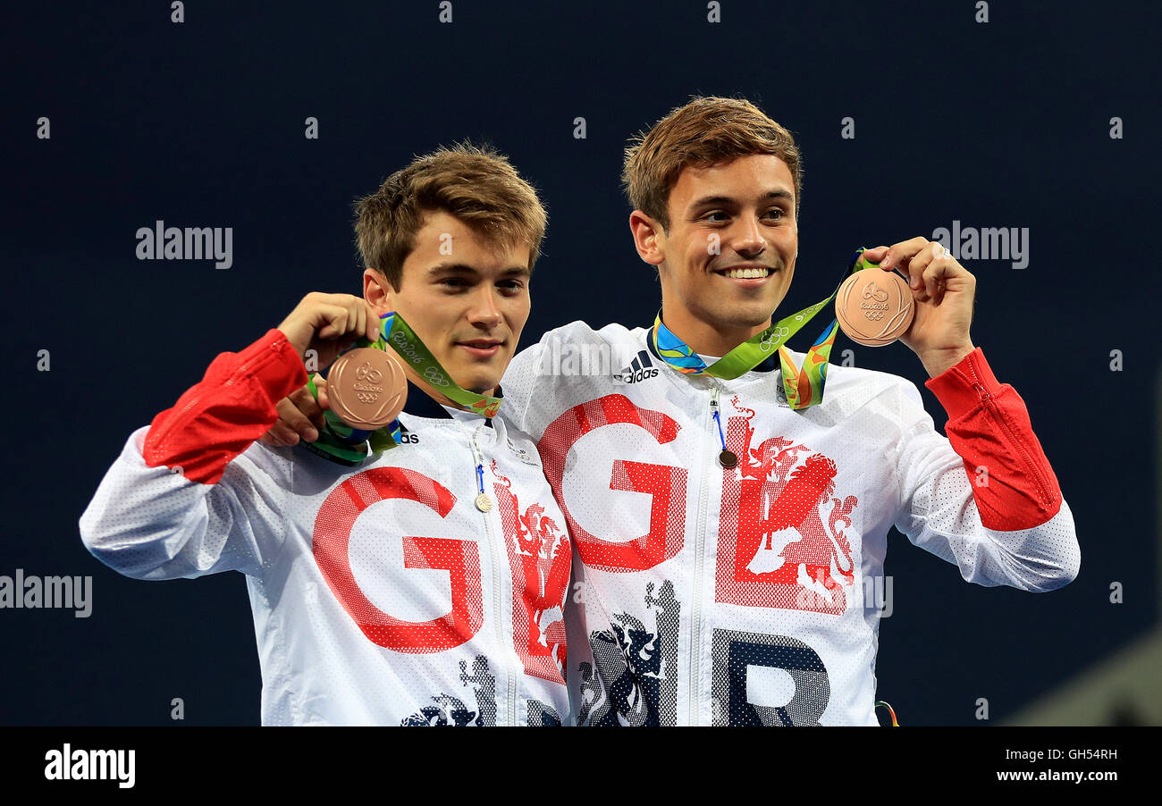 Großbritanniens Tom Daley (rechts) und Daniel Goodfellow (links) mit ihren Bronze Medaillen zu feiern, nachdem die Männer des 10m Plattform Finale im Maria Lenk Aquatics Centre am dritten Tag der Olympischen Spiele in Rio, Brasilien synchronisiert. Stockfoto