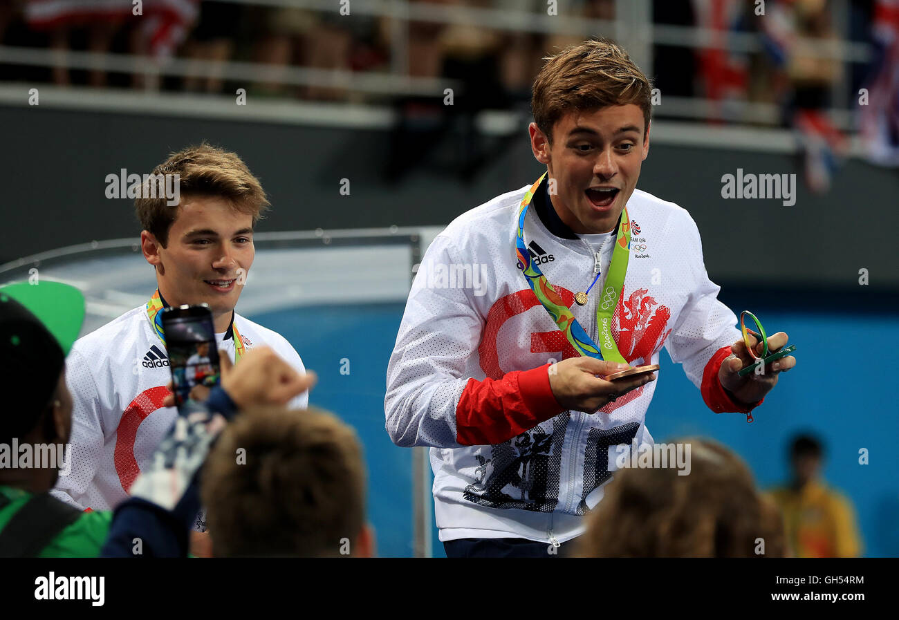 Großbritanniens Tom Daley (rechts) und Daniel Goodfellow (links) mit ihren Bronze Medaillen zu feiern, nachdem die Männer des 10m Plattform Finale im Maria Lenk Aquatics Centre am dritten Tag der Olympischen Spiele in Rio, Brasilien synchronisiert. Stockfoto