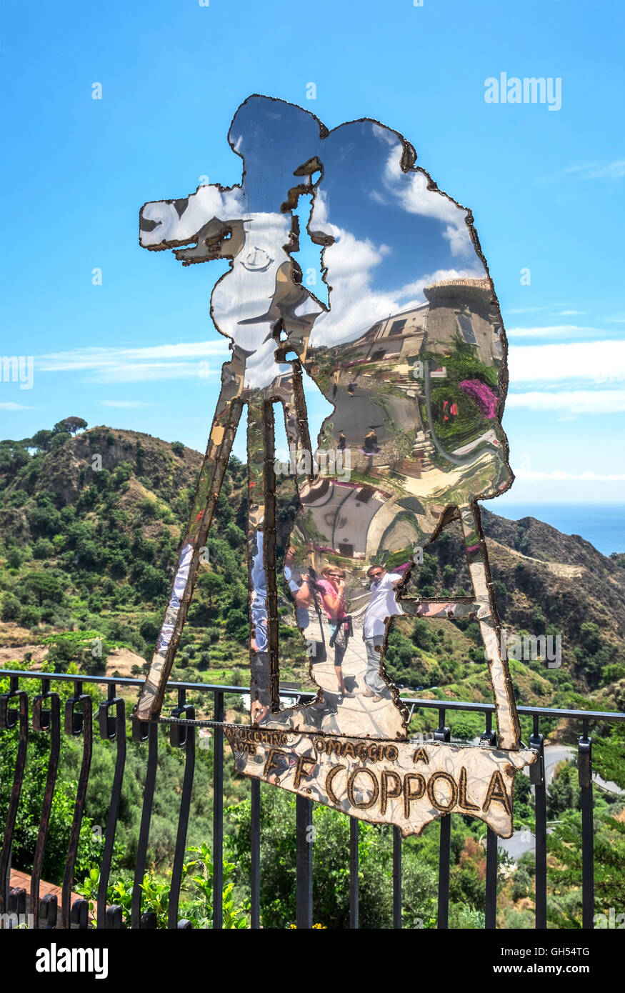 Savoca, Sizilien, Francis Ford Coppola Stahl Silhouette Skulptur des lokalen Künstlers Nino Ucchino erstellt. Stockfoto