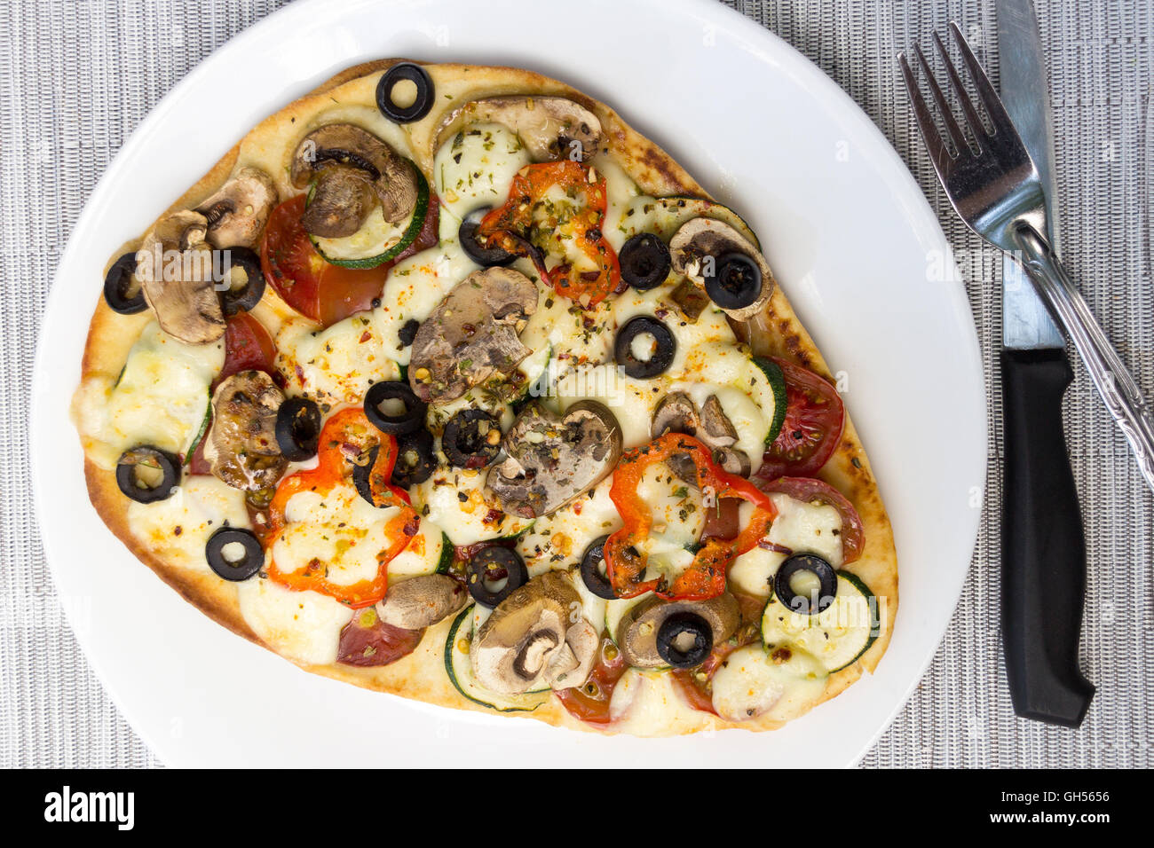 hausgemachte vegetarische Pizza auf Naan-Brot Stockfoto