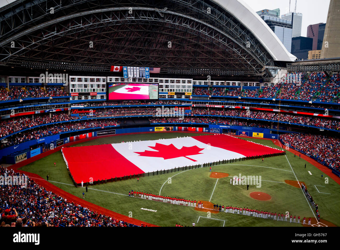 Die Teams Nationalhymnen werden gesungen, wie eine kanadische Flagge am Canada Day im Rogers Centre in Toronto, Kanada ausgerollt wird. Stockfoto