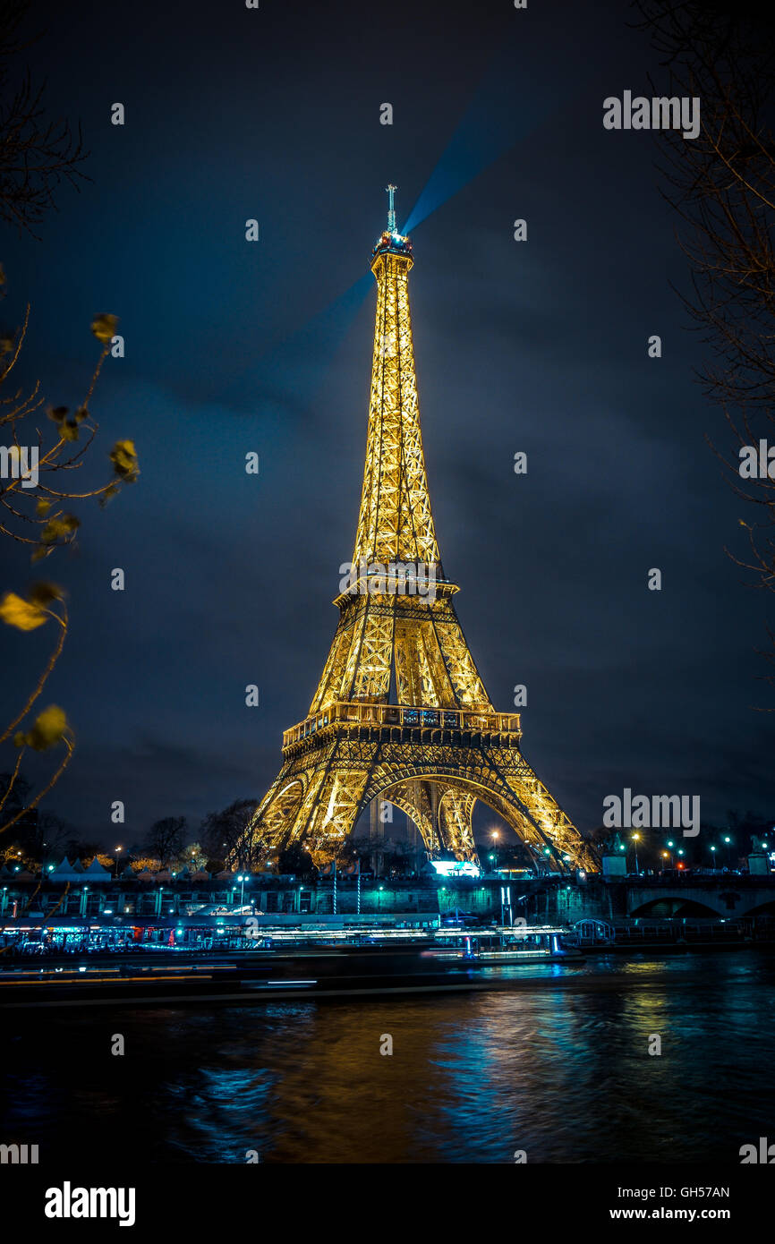 Die wunderschönen Eiffelturm in Paris bei Nacht Stockfoto