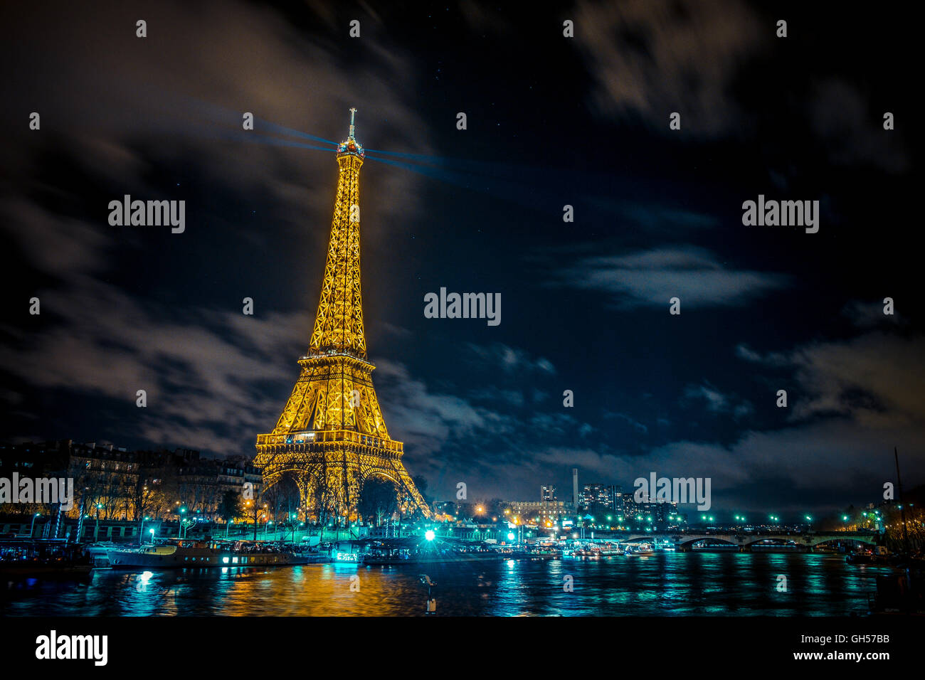 Die wunderschönen Eiffelturm in Paris bei Nacht Stockfoto