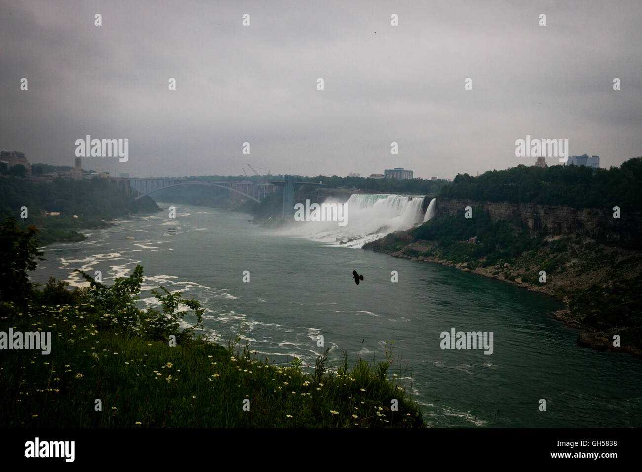 Der Blick hinter den Hauptteil der Wasserfall in Niagara Falls, Kanada. Stockfoto