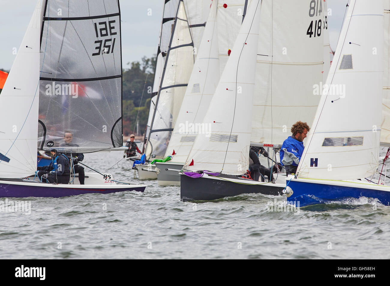 Wettbewerbsfähige Jolle racing in der Mündung des Flusses Exe, Süd Küste von Devon, Südwestengland, Großbritannien. Stockfoto