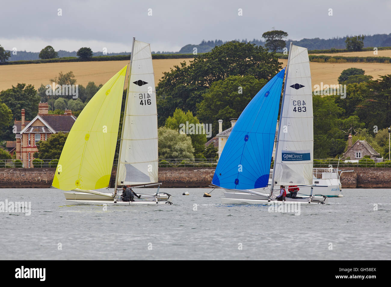 Wettbewerbsfähige Jolle racing in der Mündung des Flusses Exe, Süd Küste von Devon, Südwestengland, Großbritannien. Stockfoto