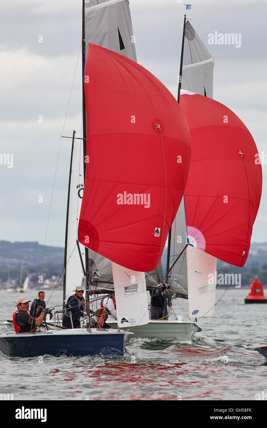 Wettbewerbsfähige Jolle racing in der Mündung des Flusses Exe, Süd Küste von Devon, Südwestengland, Großbritannien. Stockfoto