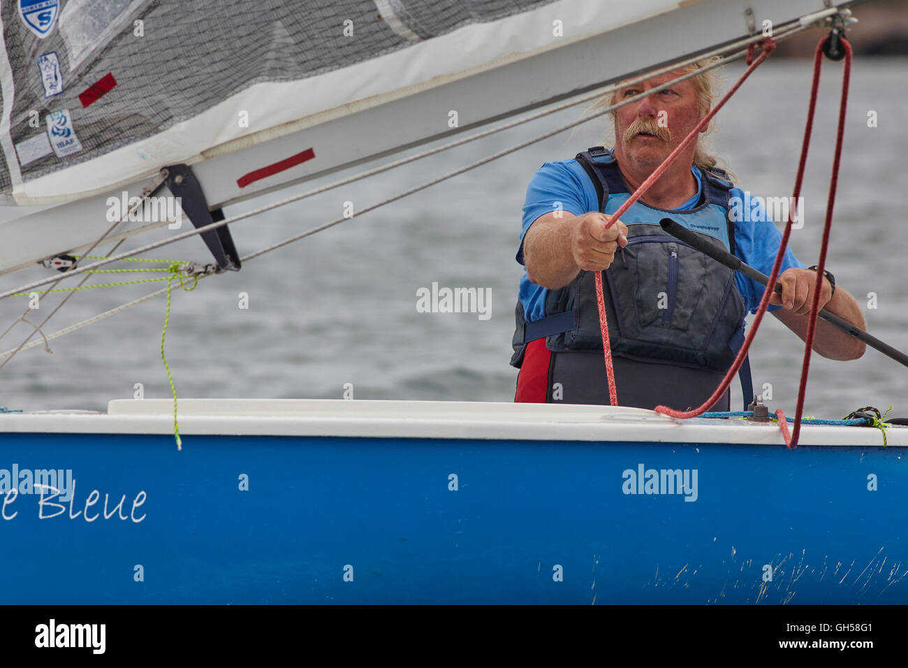 Wettbewerbsfähige Jolle racing in der Mündung des Flusses Exe, Süd Küste von Devon, Südwestengland, Großbritannien. Stockfoto