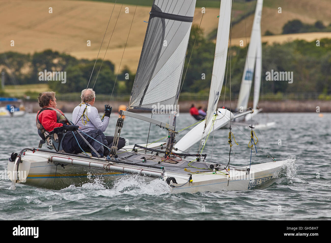 Wettbewerbsfähige Jolle racing in der Mündung des Flusses Exe, Süd Küste von Devon, Südwestengland, Großbritannien. Stockfoto