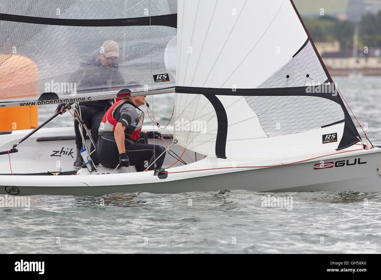 Wettbewerbsfähige Jolle racing in der Mündung des Flusses Exe, Süd Küste von Devon, Südwestengland, Großbritannien. Stockfoto