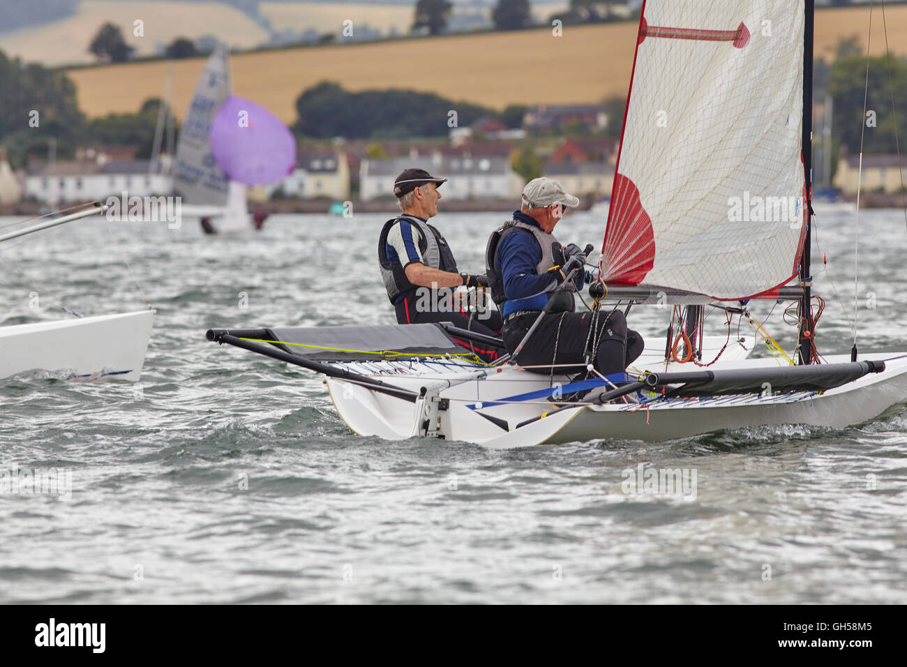 Wettbewerbsfähige Jolle racing in der Mündung des Flusses Exe, Süd Küste von Devon, Südwestengland, Großbritannien. Stockfoto