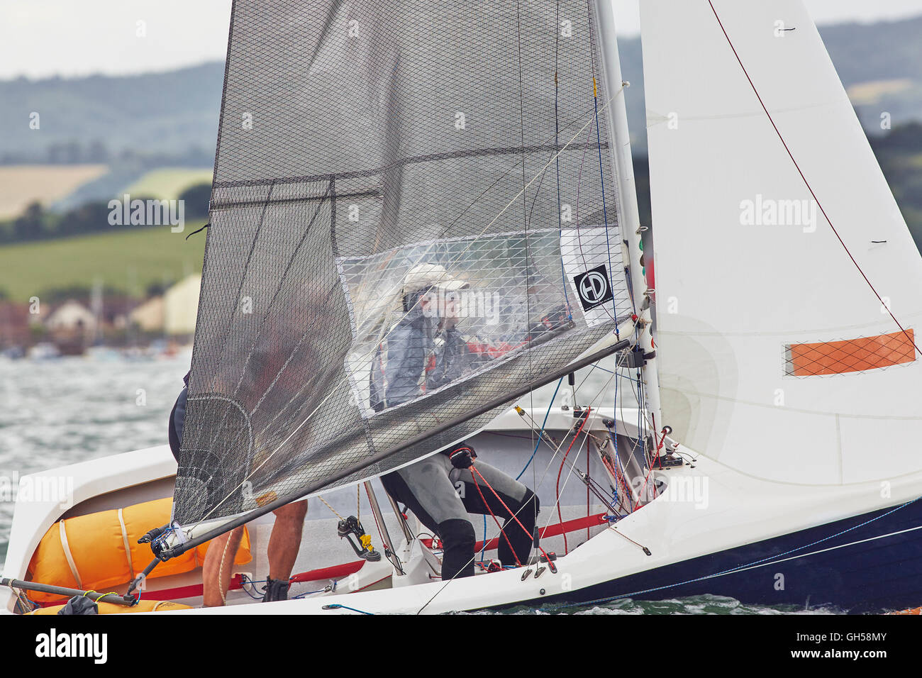 Wettbewerbsfähige Jolle racing in der Mündung des Flusses Exe, Süd Küste von Devon, Südwestengland, Großbritannien. Stockfoto