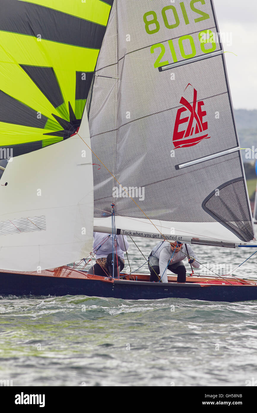 Wettbewerbsfähige Jolle racing in der Mündung des Flusses Exe, Süd Küste von Devon, Südwestengland, Großbritannien. Stockfoto