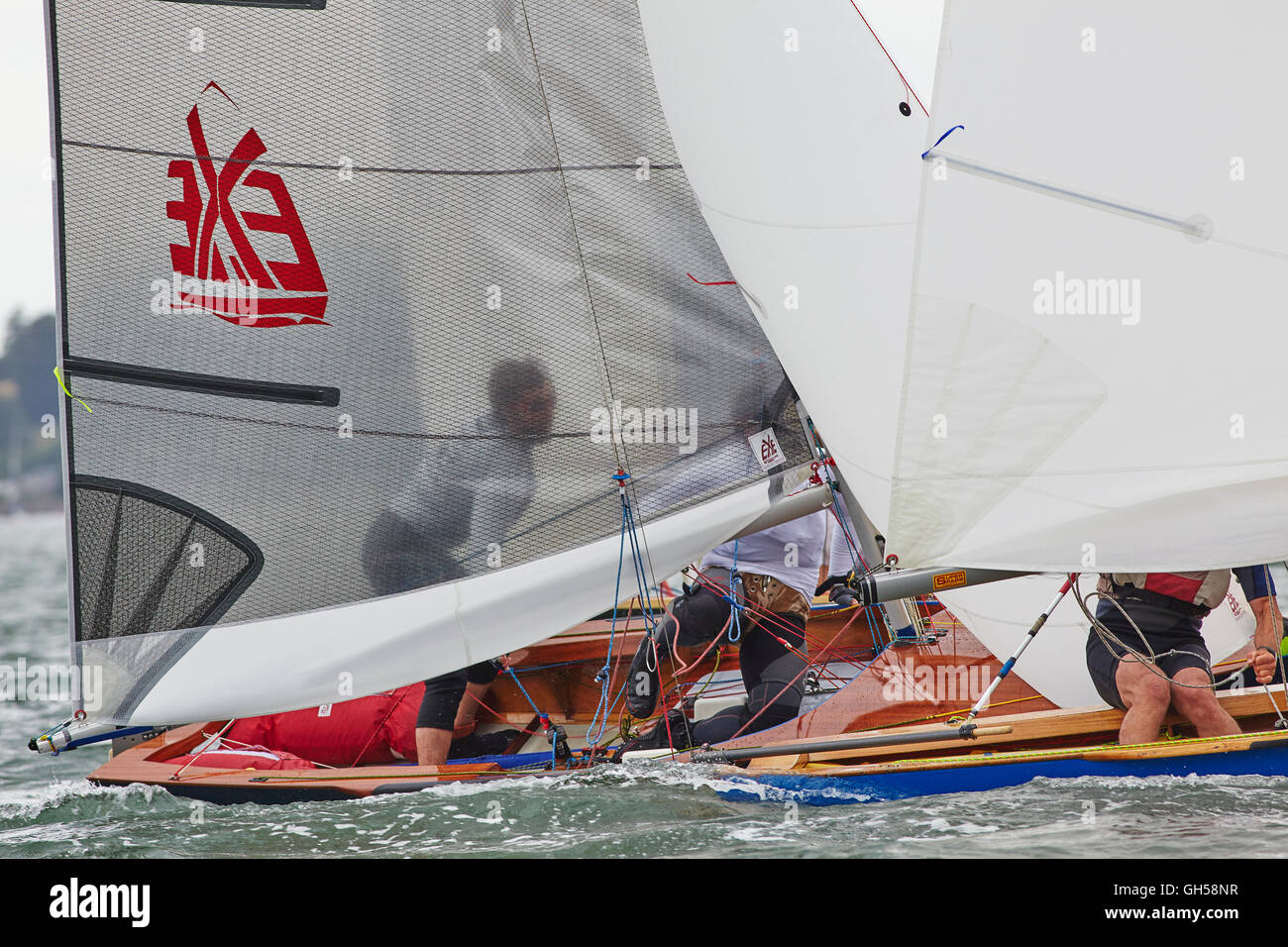 Wettbewerbsfähige Jolle racing in der Mündung des Flusses Exe, Süd Küste von Devon, Südwestengland, Großbritannien. Stockfoto