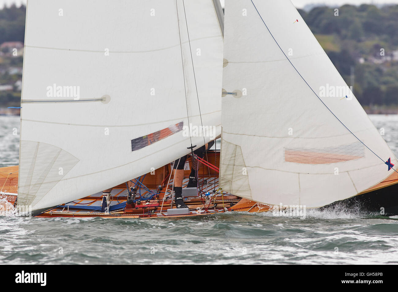 Wettbewerbsfähige Jolle racing in der Mündung des Flusses Exe, Süd Küste von Devon, Südwestengland, Großbritannien. Stockfoto