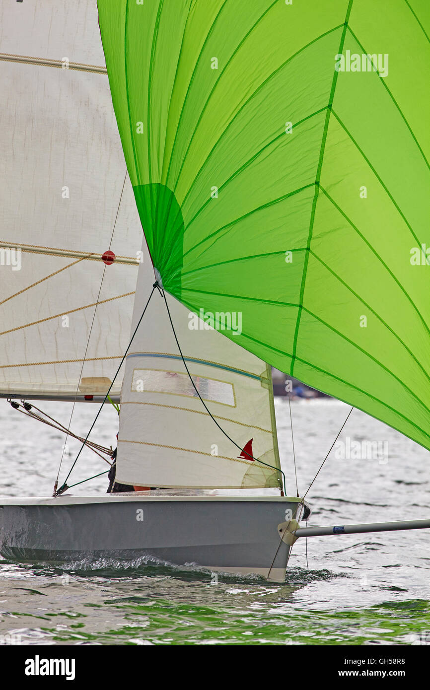 Wettbewerbsfähige Jolle racing in der Mündung des Flusses Exe, Süd Küste von Devon, Südwestengland, Großbritannien. Stockfoto