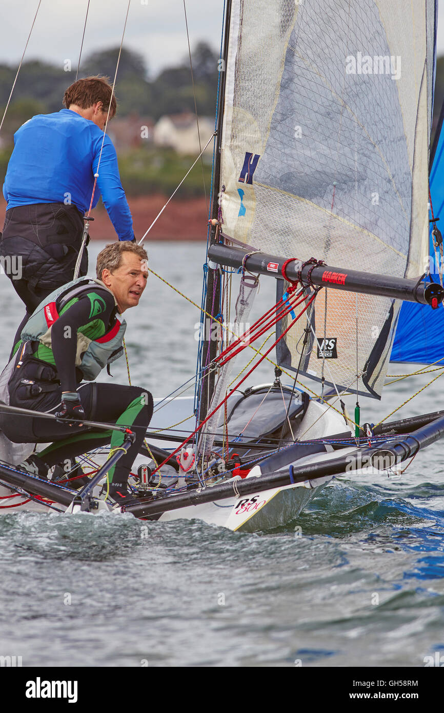 Wettbewerbsfähige Jolle racing in der Mündung des Flusses Exe, Süd Küste von Devon, Südwestengland, Großbritannien. Stockfoto