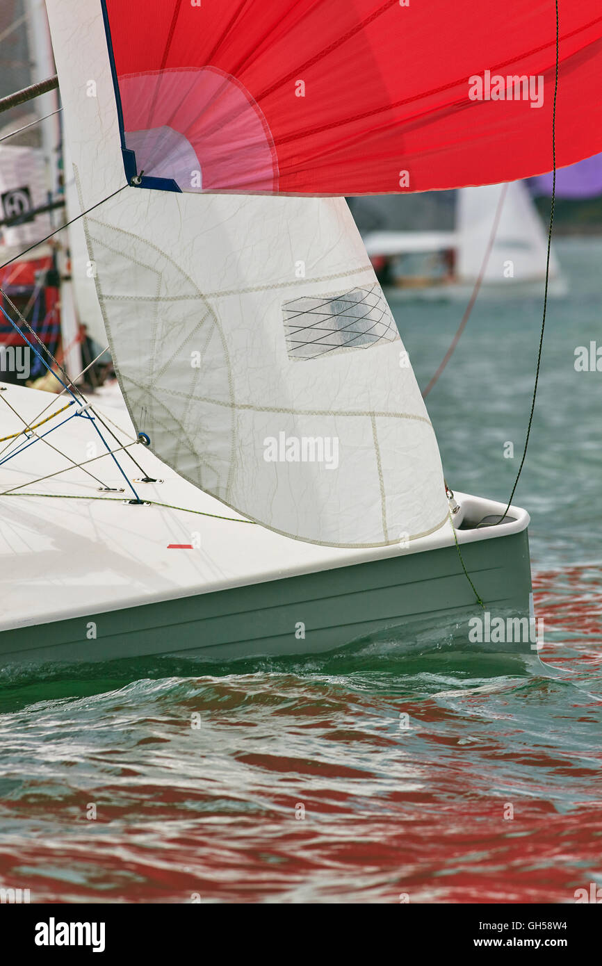 Wettbewerbsfähige Jolle racing in der Mündung des Flusses Exe, Süd Küste von Devon, Südwestengland, Großbritannien. Stockfoto