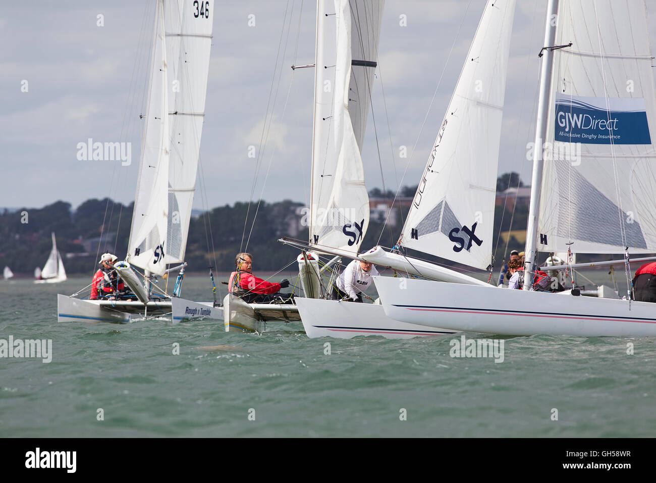 Wettbewerbsfähige Jolle racing in der Mündung des Flusses Exe, Süd Küste von Devon, Südwestengland, Großbritannien. Stockfoto