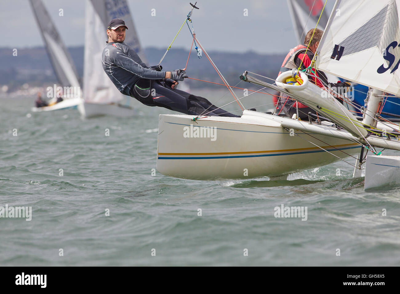 Wettbewerbsfähige Jolle racing in der Mündung des Flusses Exe, Süd Küste von Devon, Südwestengland, Großbritannien. Stockfoto