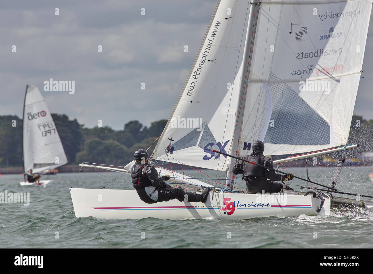 Wettbewerbsfähige Jolle racing in der Mündung des Flusses Exe, Süd Küste von Devon, Südwestengland, Großbritannien. Stockfoto