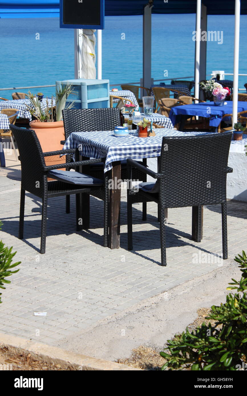 Typische mediterrane Restauranttisch direkt am Meer Stockfoto