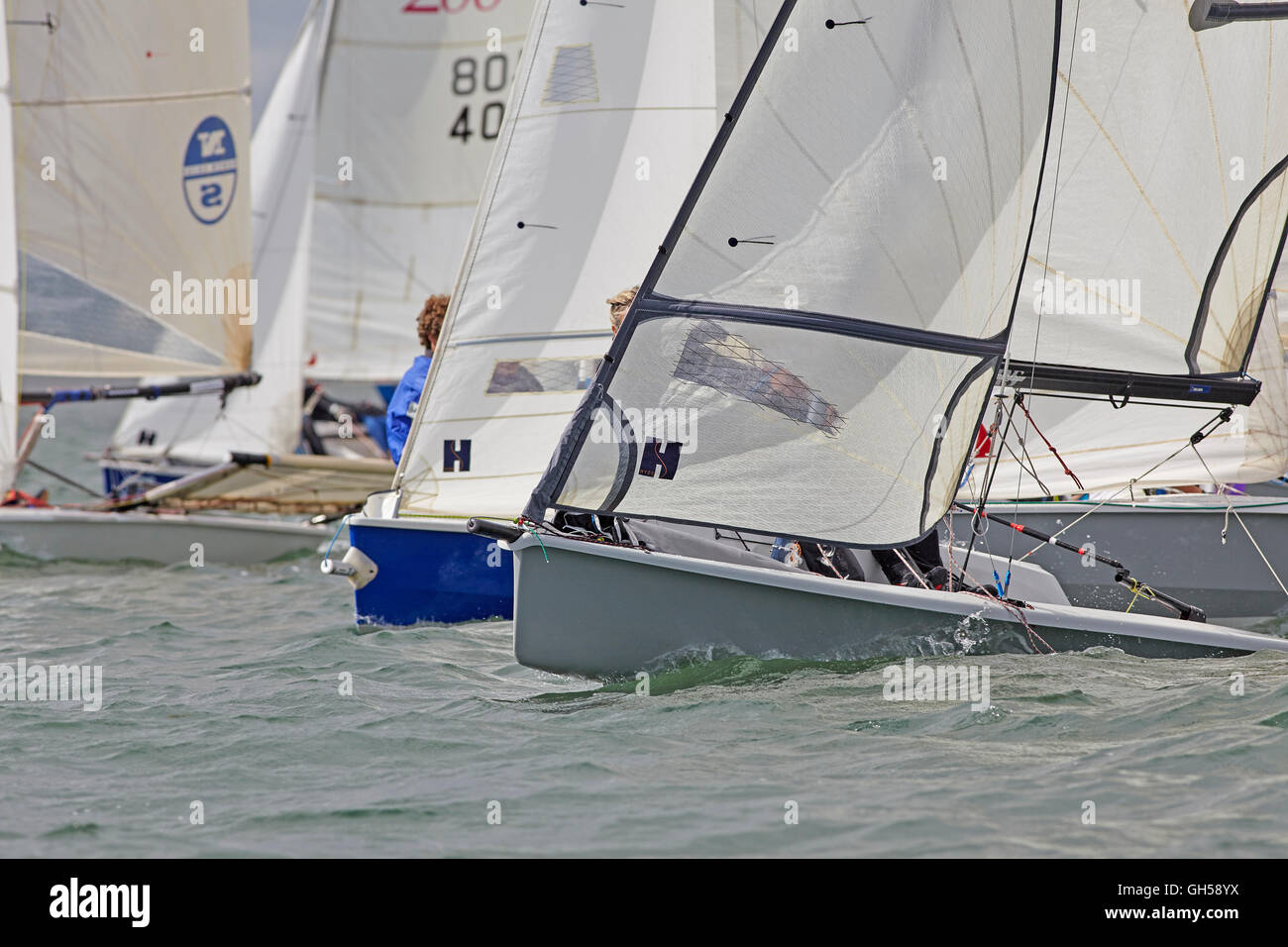 Wettbewerbsfähige Jolle racing in der Mündung des Flusses Exe, Süd Küste von Devon, Südwestengland, Großbritannien. Stockfoto