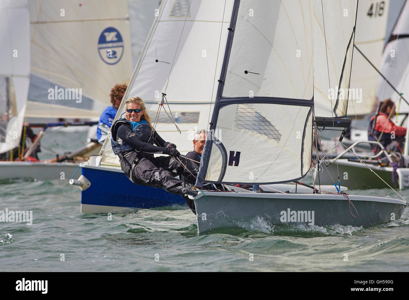 Wettbewerbsfähige Jolle racing in der Mündung des Flusses Exe, Süd Küste von Devon, Südwestengland, Großbritannien. Stockfoto