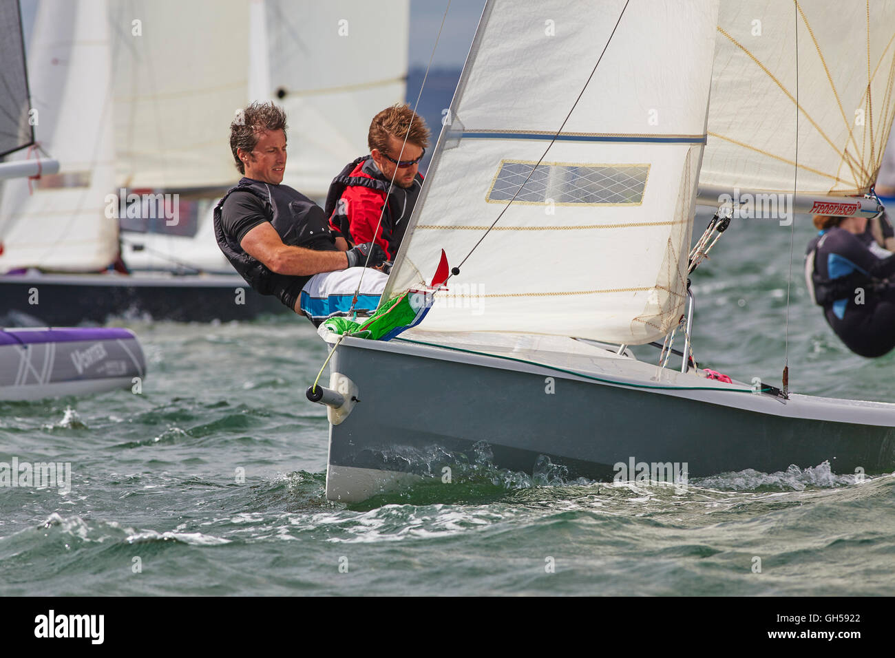 Wettbewerbsfähige Jolle racing in der Mündung des Flusses Exe, Süd Küste von Devon, Südwestengland, Großbritannien. Stockfoto