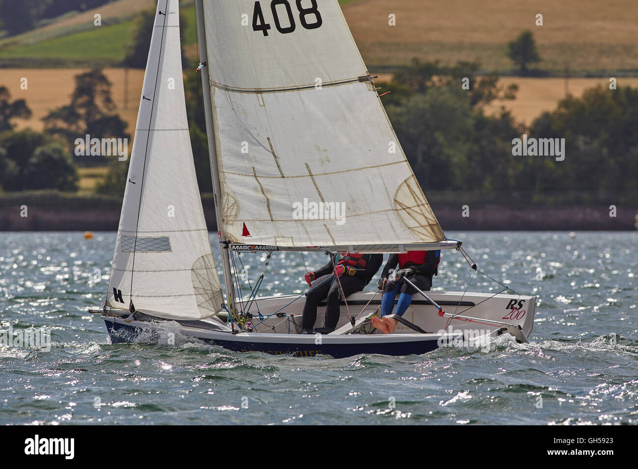 Wettbewerbsfähige Jolle racing in der Mündung des Flusses Exe, Süd Küste von Devon, Südwestengland, Großbritannien. Stockfoto
