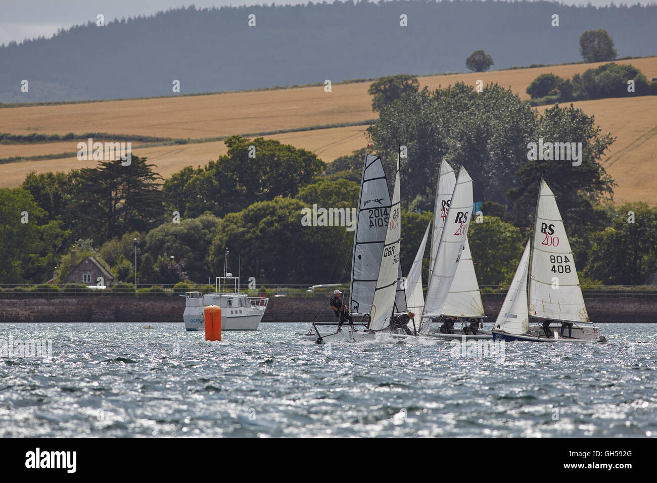 Wettbewerbsfähige Jolle racing in der Mündung des Flusses Exe, Süd Küste von Devon, Südwestengland, Großbritannien. Stockfoto
