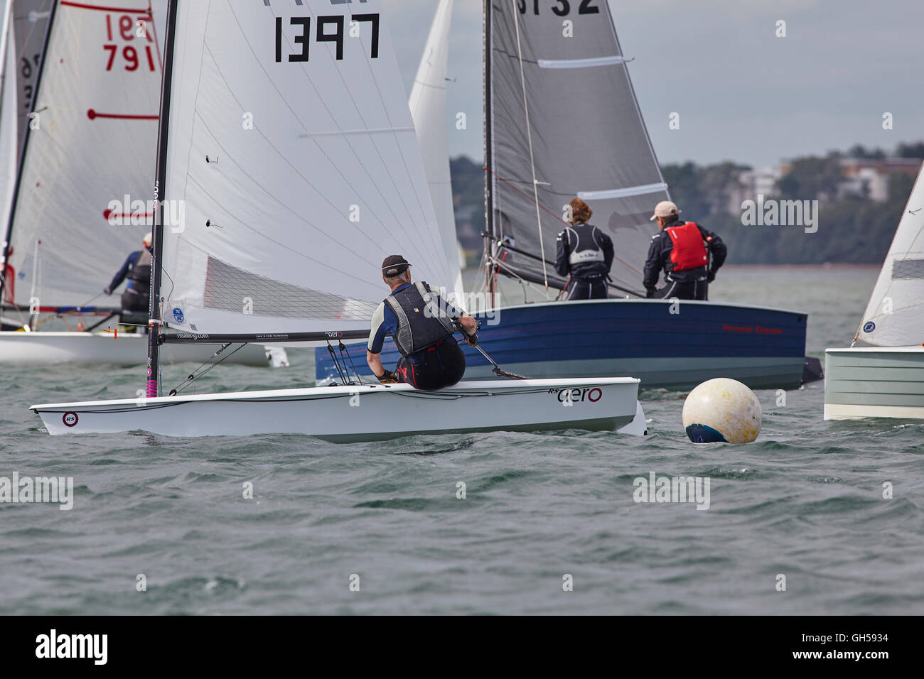 Wettbewerbsfähige Jolle racing in der Mündung des Flusses Exe, Süd Küste von Devon, Südwestengland, Großbritannien. Stockfoto