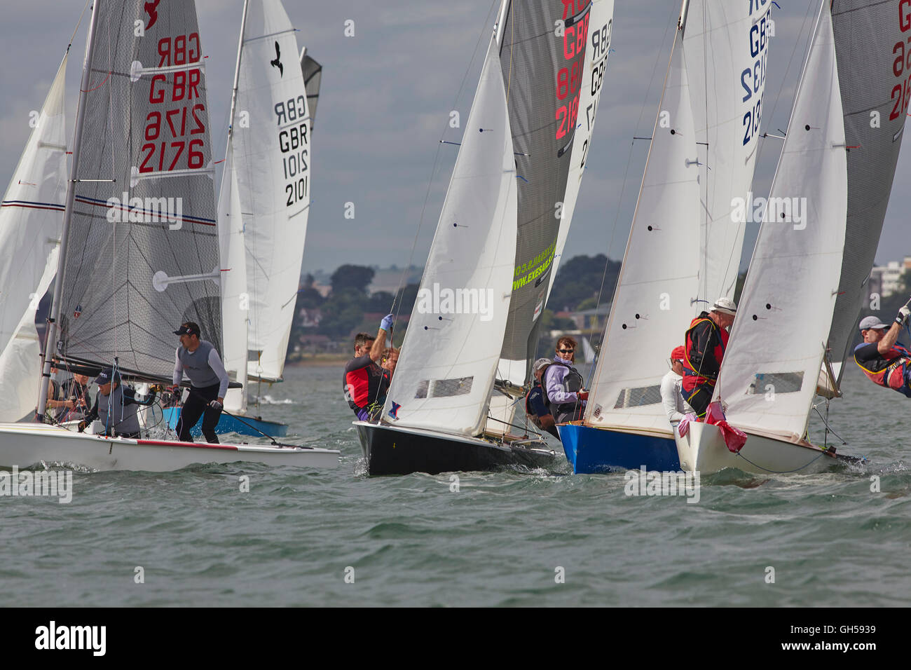 Wettbewerbsfähige Jolle racing in der Mündung des Flusses Exe, Süd Küste von Devon, Südwestengland, Großbritannien. Stockfoto
