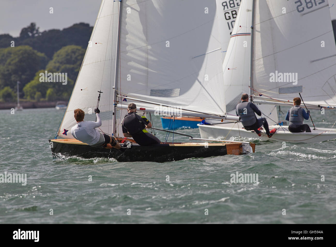 Wettbewerbsfähige Jolle racing in der Mündung des Flusses Exe, Süd Küste von Devon, Südwestengland, Großbritannien. Stockfoto