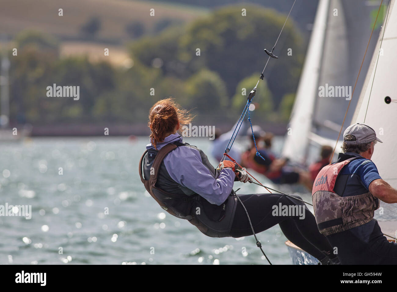 Wettbewerbsfähige Jolle racing in der Mündung des Flusses Exe, Süd Küste von Devon, Südwestengland, Großbritannien. Stockfoto